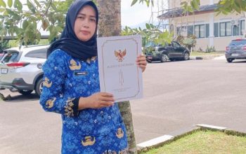 Pegawai Pemkab Sumedang memegang dan memperlihatkan SK pengangkatan ASN Paruh Waktu usai upacara HUT Ke-54 Korpri.