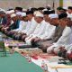Suasana Salat Hajat berjamaah di Masjid Syuhada, jemaah dan pejabat daerah mengikuti rangkaian doa bersama memperingati 60 tahun Kabupaten Tanah Laut.