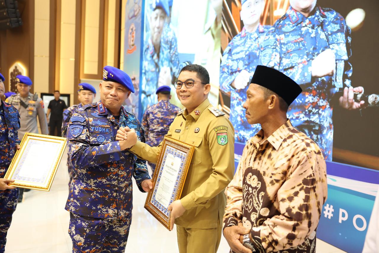 Bupati Andi Rudi Latif menerima piagam penghargaan pada HUT ke-75 Polairud Polda Kalsel.