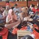 Kondisi warga di pengungsian Gunung Semeru saat mendapatkan bantuan logistik dari donatur pada masa awal pemulihan pascaerupsi.