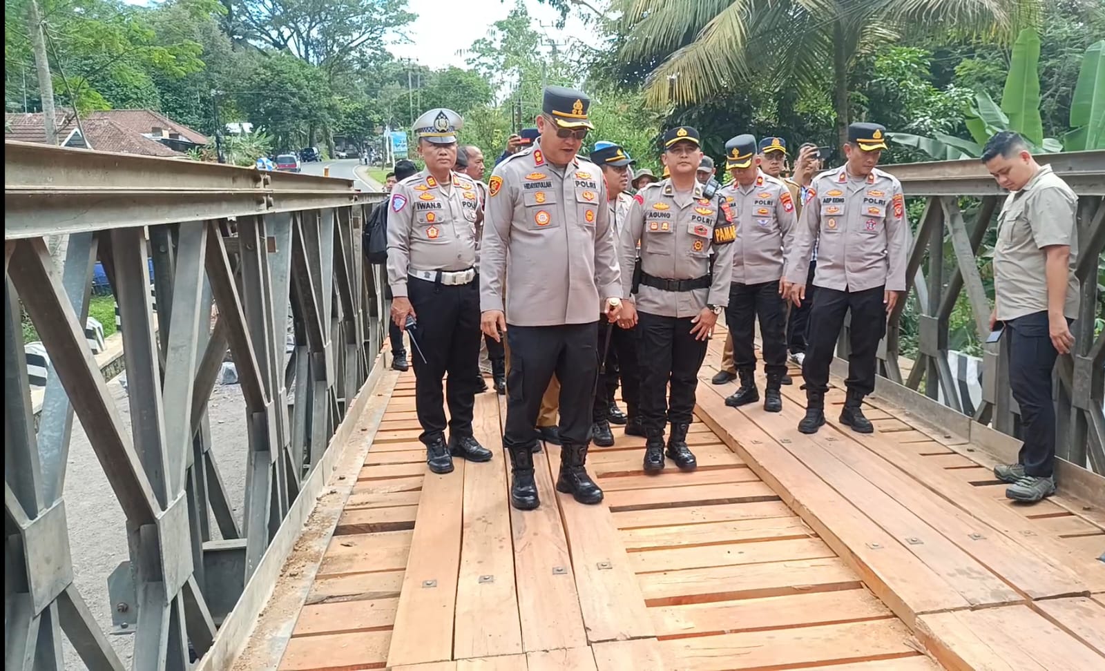 Pejabat kepolisian dan petugas BPBD memantau kondisi Jembatan Bailey Cikaleho pascalongsor untuk memastikan arus lalu lintas berjalan aman.