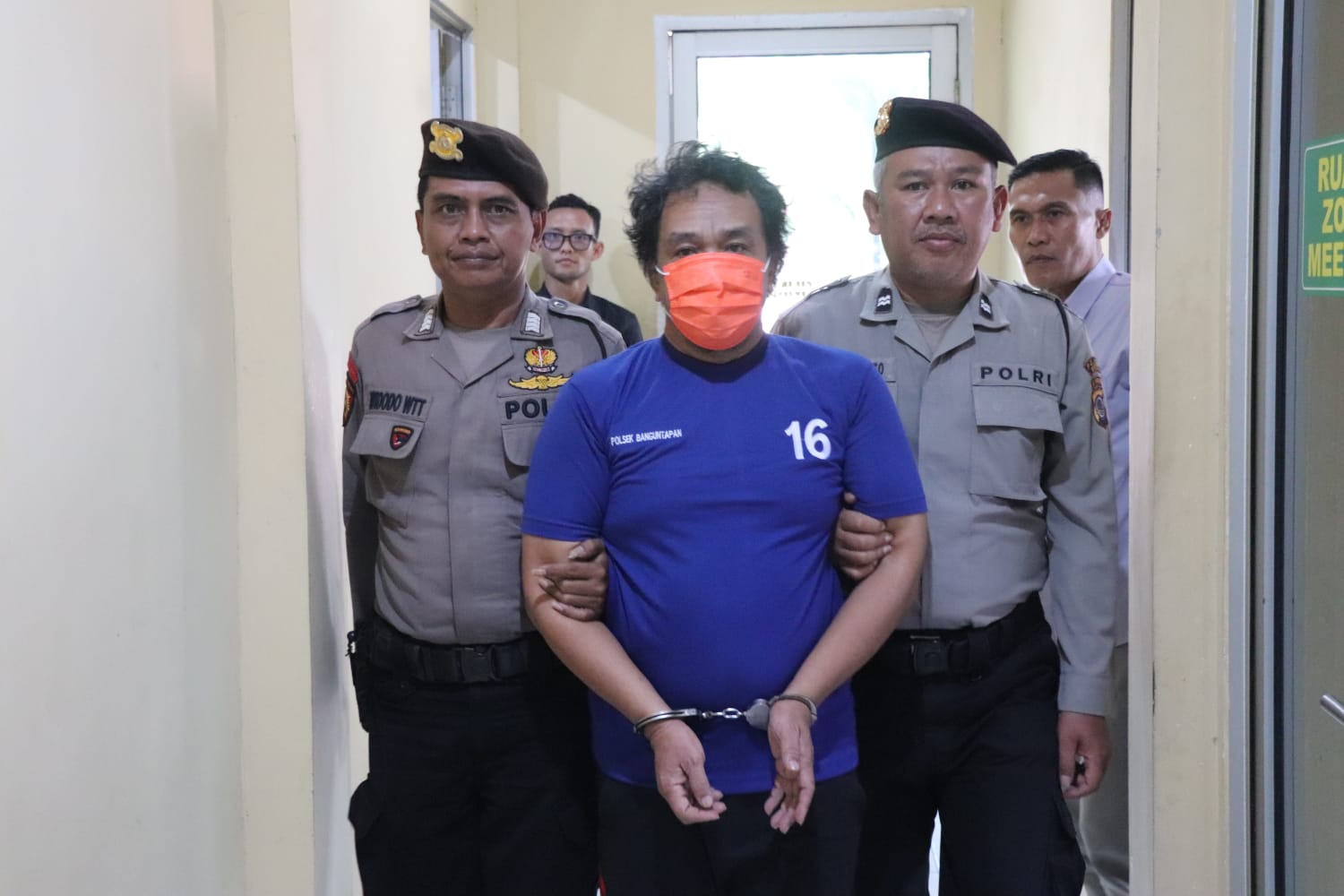 Petugas kepolisian membawa tersangka pencurian kotak amal masjid saat rilis kasus di Polres Bantul.