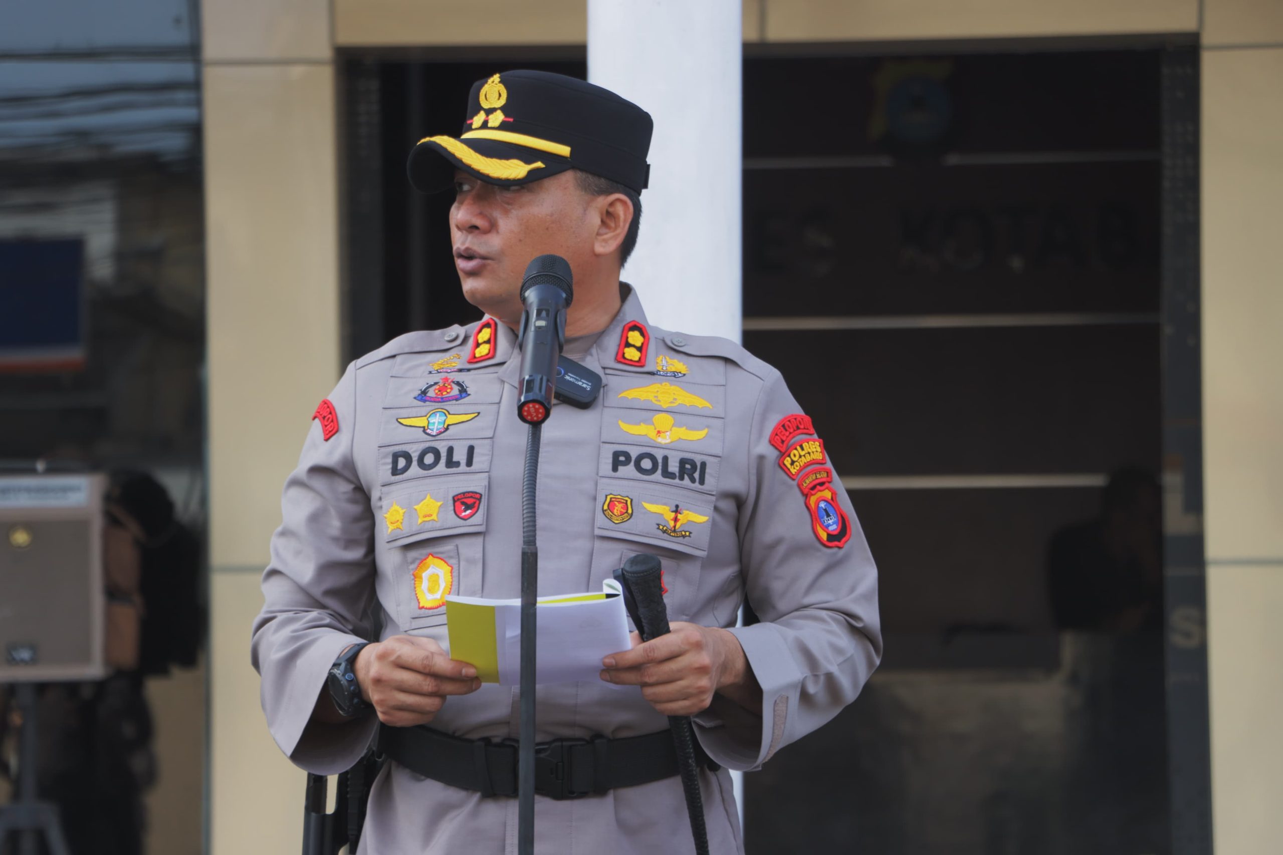 Kapolres Kotabaru menyerahkan kenaikan pangkat kepada Ipda Adi Purwanto dalam upacara Korp Raport.