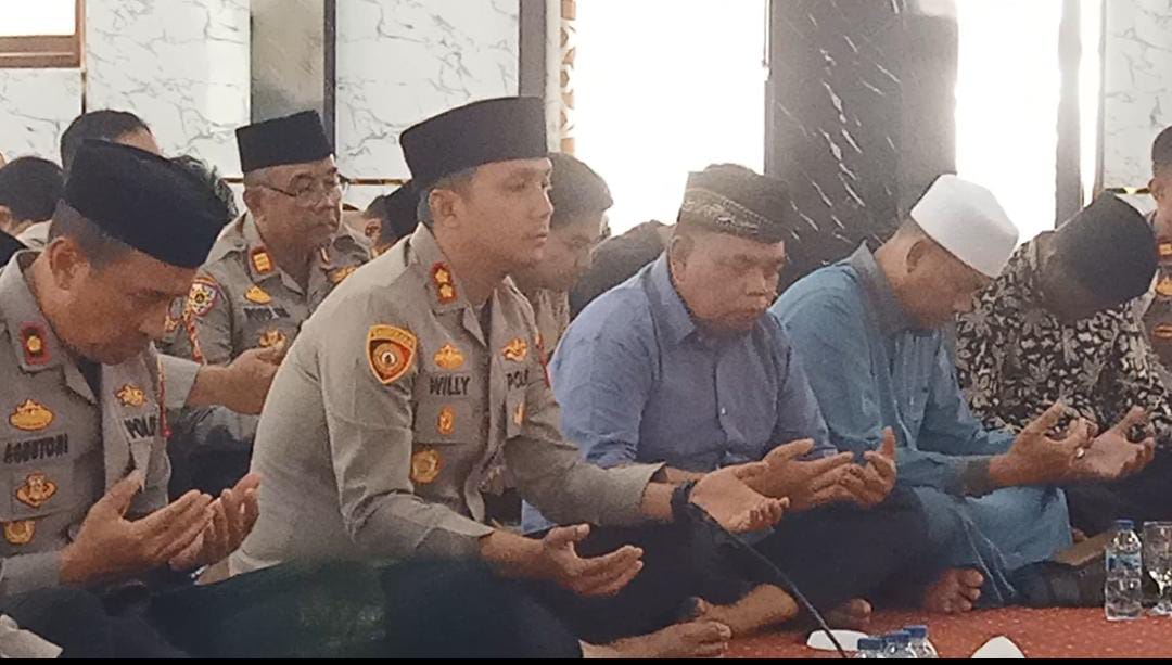 Kapolres Majalengka AKBP Willy Adrian bersama anggota Polres Majalengka melaksanakan salat gaib dan doa bersama di Masjid Jami Ussholihin.
