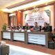 Kepala Kejaksaan Negeri Sukamara memperlihatkan uang sitaan Rp 800 juta dalam konferensi pers