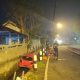 Mobil Daihatsu Ayla berwarna merah dievakuasi dari sungai oleh petugas Polres Bantul.