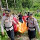 Petugas kepolisian memeriksa lokasi penemuan seorang kakek yang ditemukan tewas di kebun kosong Bantul.