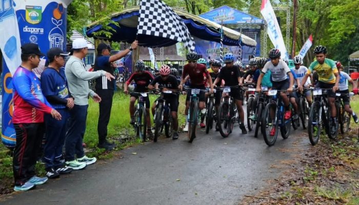 Bupati Tanah Laut Lepas Peserta Gowes Wisata di Air Terjun Bajuin