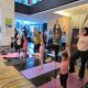 Ibu dan anak mengikuti Mom & Kids Joyful Yoga di ARTOTEL TS Suites Surabaya saat peringatan Hari Ibu.