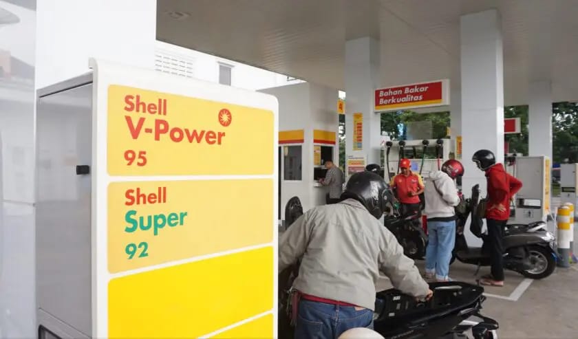 Petugas SPBU Shell melayani pengisian BBM kepada kendaraan di SPBU Shell Jalan Diponegoro, Tegalsari, Surabaya.