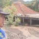 Masjid di Dusun Sumberlangsep, Lumajang, terlihat tertimbun material banjir lahar Gunung Semeru.