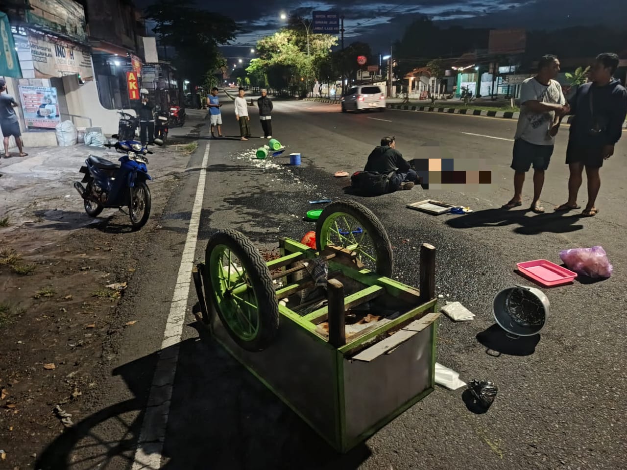 Kecelakaan pemotor menabrak gerobak dorong akibat terobos lampu merah di Ringroad Selatan Bantul