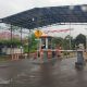 Gerbang pintu masuk parkir elektronik RSUD H Boejasin Pelaihari untuk pengaturan akses kendaraan pasien dan pengunjung.