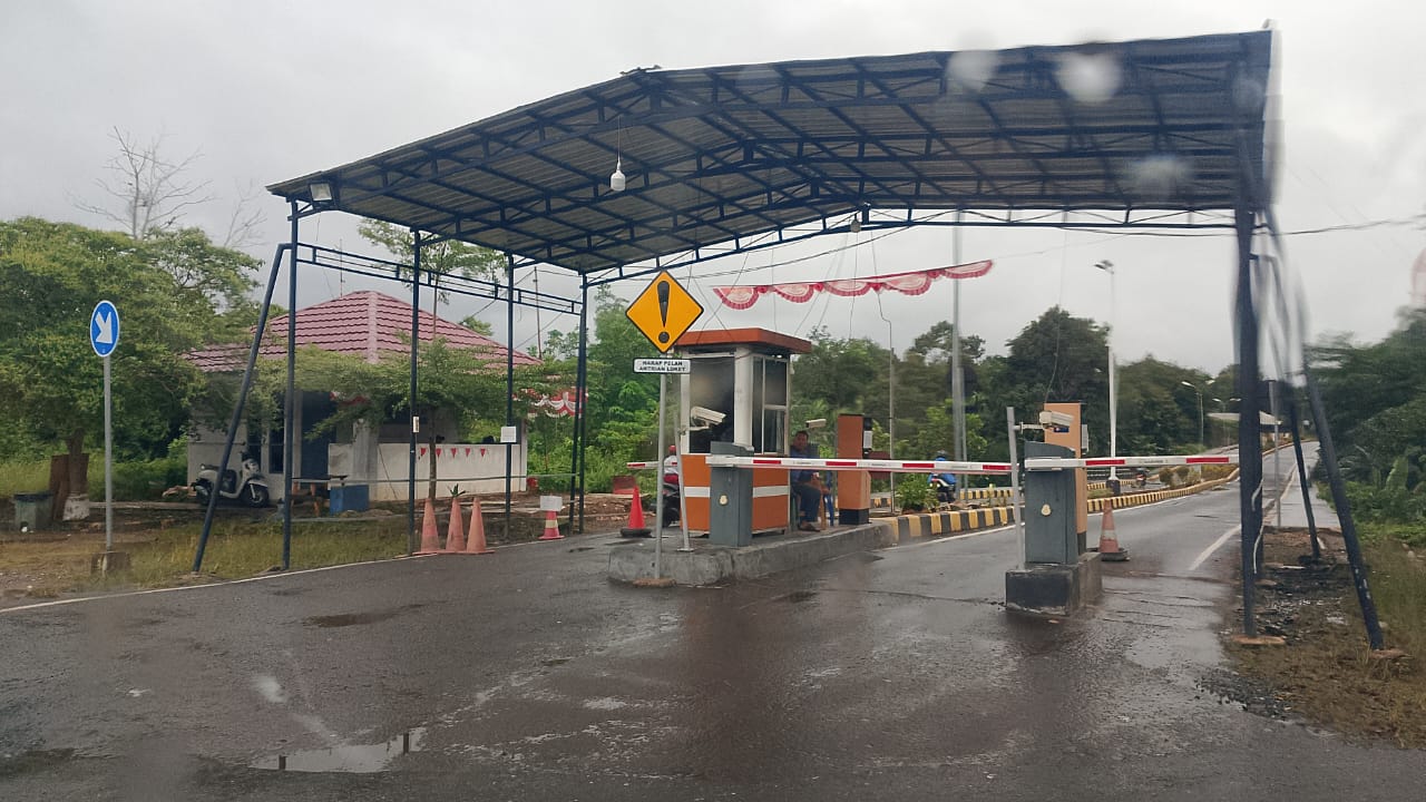 Gerbang pintu masuk parkir elektronik RSUD H Boejasin Pelaihari untuk pengaturan akses kendaraan pasien dan pengunjung.