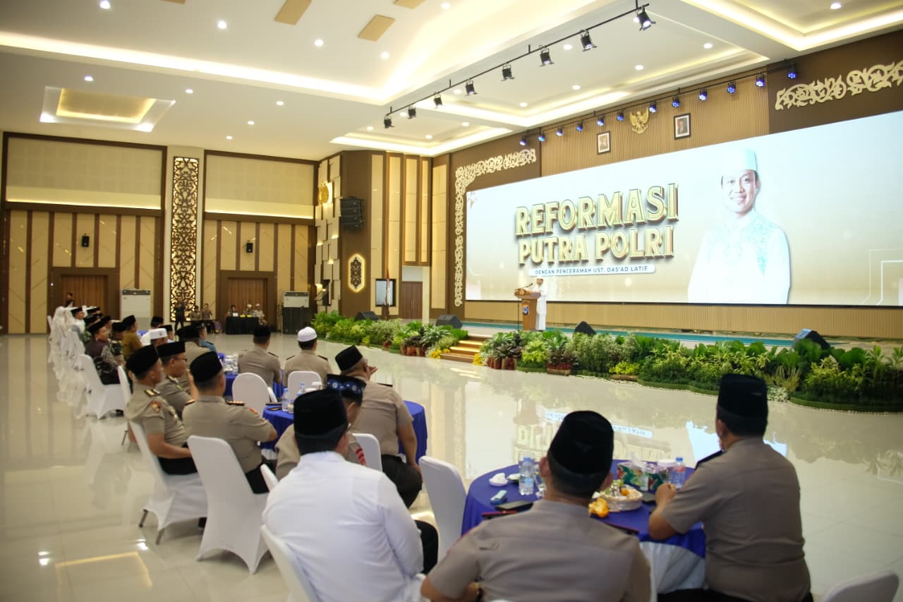 Polda Kalsel menggelar doa bersama Reformasi Kultural Polri untuk korban bencana alam di Aceh, Sumatera Utara, dan Sumatera Barat.