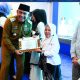 Bupati Tanah Laut Rahmat Trianto menyerahkan piagam penghargaan saat peringatan Hari Disabilitas Internasional 2025 di Balairung Tuntung Pandang.