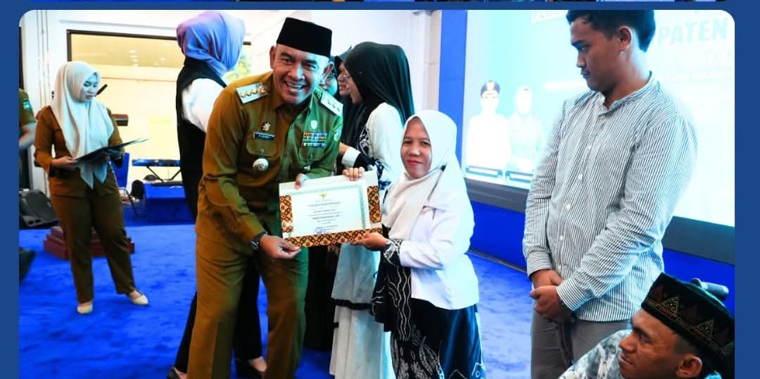 Bupati Tanah Laut Rahmat Trianto menyerahkan piagam penghargaan saat peringatan Hari Disabilitas Internasional 2025 di Balairung Tuntung Pandang.