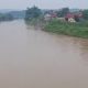 Kondisi Sungai Cisanggarung di Desa Benda, Kecamatan Luragung, Kuningan, lokasi seorang siswa SMP dilaporkan tenggelam setelah terseret arus.