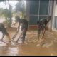 Prajurit TNI membersihkan lumpur di Kantor Dukcapil Aceh Tamiang setelah banjir