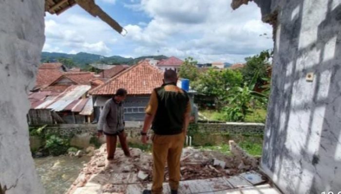 Tembok Penahan Tebing Runtuh, Dapur Rumah Warga Ambruk di Kuningan