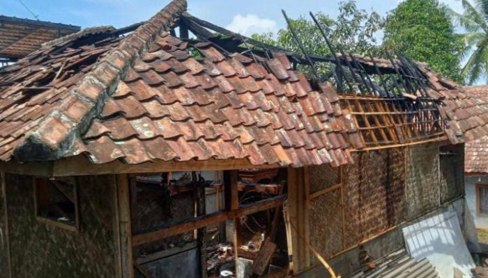 Rumah Semi Permanen Ludes Terbakar di Talaga, Majalengka