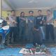 Tersangka kasus pencurian berdiri bersama barang bukti mesin pompa air, sepeda motor, dan alat kejahatan yang diamankan Polsek Kapetakan.