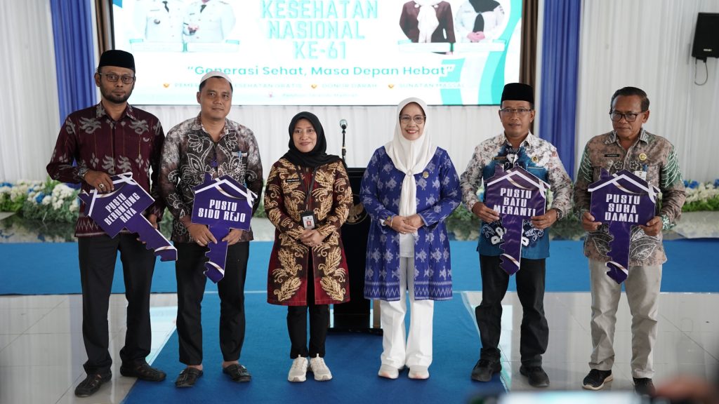 Peringatan Hari Kesehatan Nasional ke-61 di Tanah Bumbu disertai penyerahan gedung Puskesmas Pembantu kepada pemerintah desa