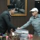 Bupati Kotabaru Muhammad Rusli berjabat tangan dengan Wali Kota Samarinda Andi Harun dalam pertemuan kerja sama pembangunan dan SPBE