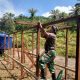 Personel TNI membangun MCK darurat untuk pengungsi bencana di Desa Batu Hula Tapanuli Selatan