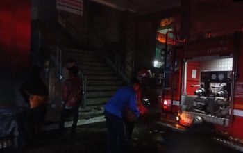 Petugas pemadam kebakaran memadamkan sisa api di kios pedagang yang terbakar di Pasar Sumber Kabupaten Cirebon.