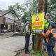 Petugas Satlantas Polres Malang memasang banner keselamatan di jalur wisata Bromo menjelang libur Nataru