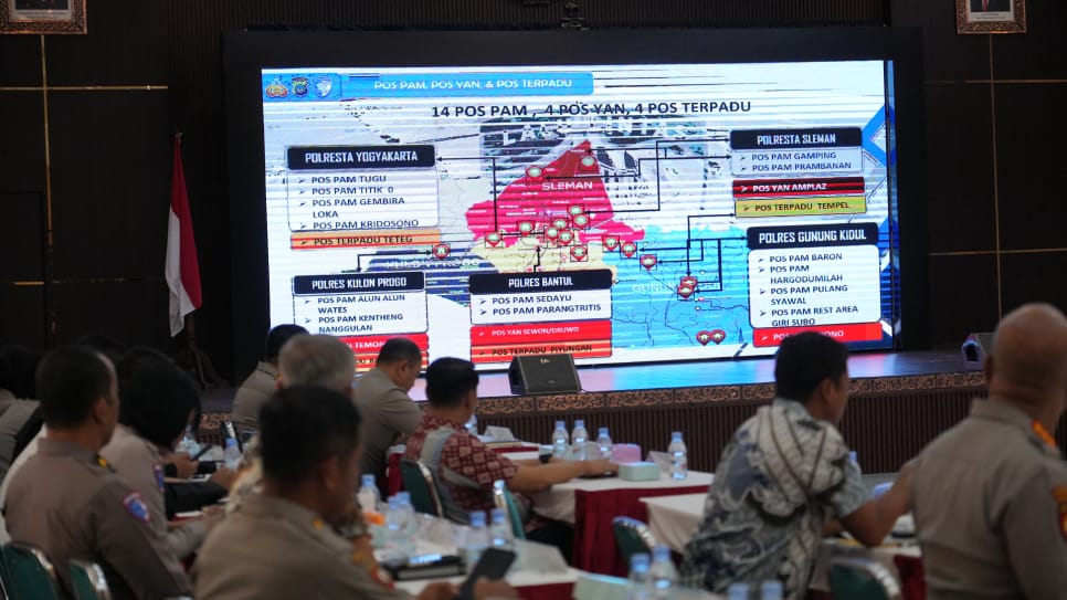 Kapolda DIY memimpin rapat koordinasi persiapan rekayasa lalu lintas dan pengamanan libur Natal dan Tahun Baru di Yogyakarta.