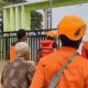Petugas BPBD membantu evakuasi warga terdampak banjir di Kabupaten Cirebon menggunakan perahu karet.