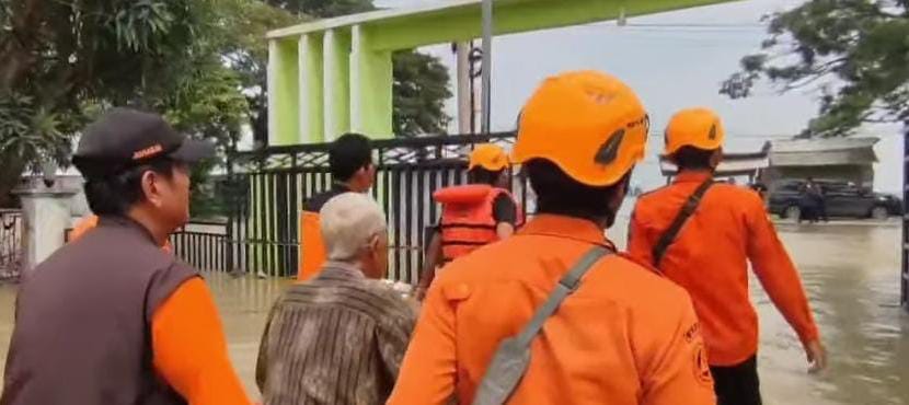 Petugas BPBD membantu evakuasi warga terdampak banjir di Kabupaten Cirebon menggunakan perahu karet.