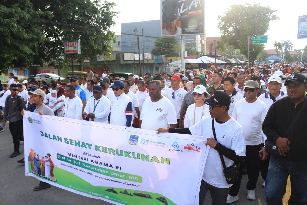 Ribuan massa lintas agama mengikuti jalan sehat kerukunan di Kota Sorong bersama Menteri Agama Nasaruddin Umar dan Gubernur Papua Barat Daya Elisa Kambu.