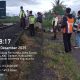 Petugas mengevakuasi korban kecelakaan kereta api Bandara di perlintasan wilayah Sleman, Yogyakarta.