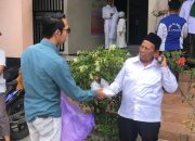 Jumat Berkah, BAPEKIS dan YBM BRI Kuala Kapuas Berbagi Makanan