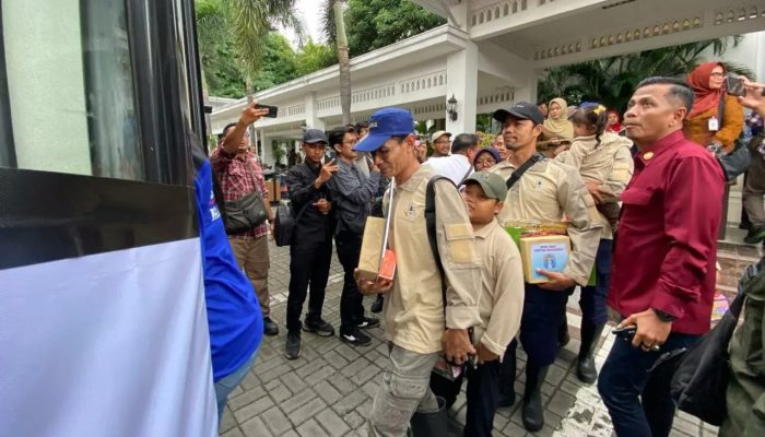 Pemprov Jatim Berangkatkan 55 Transmigran ke Indonesia Timur untuk Dukung Pemerataan Ekonomi