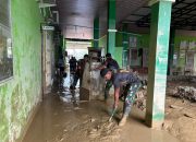 TNI Bersihkan Puskesmas Pascabanjir di Aceh Tamiang