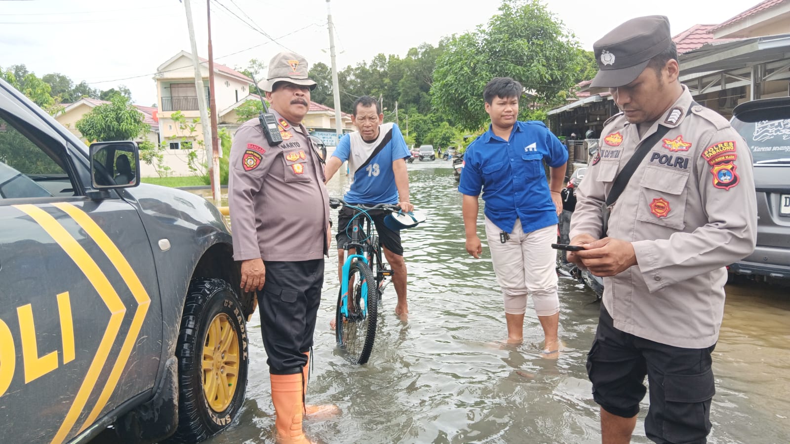 Bhabinkamtibmas Polsek Murung Pudak mengecek rumah warga terdampak banjir di Kelurahan Mabuun Kabupaten Tabalong