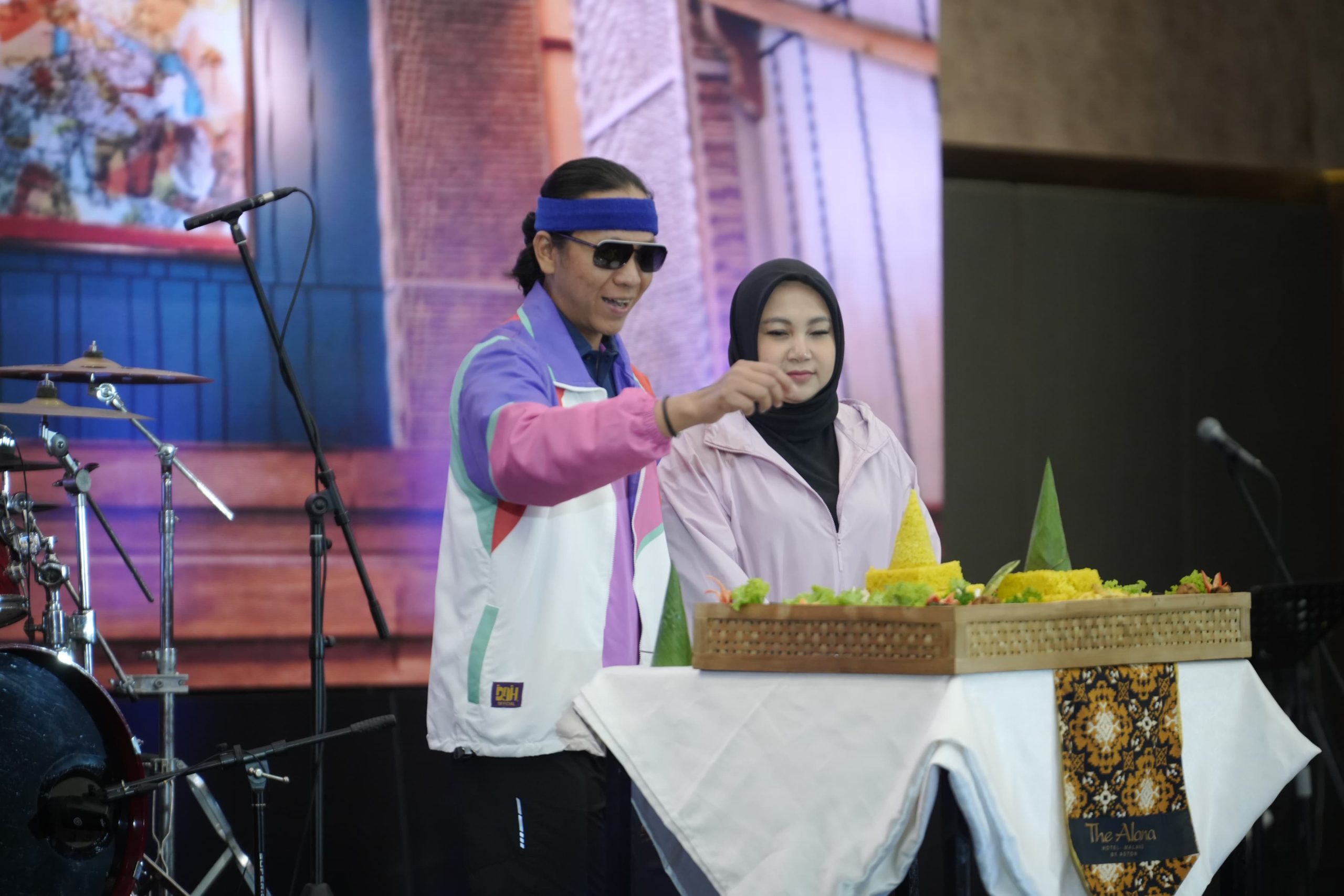 Gagah Eko Wibowo Owner Jaya Wibowo Group bersama istri memotong tumpeng pada perayaan HUT The Alana Hotel Malang, Aston Inn Jemursari Surabaya, dan Aston Mojokerto.