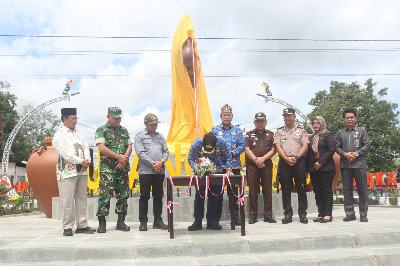Bupati Pulang Pisau Ahmad Rifa’i saat meresmikan Tugu Ikon Gagang Mandau di jalur Trans Kalimantan.