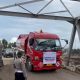 Mobil tangki Pertamina Patra Niaga melintasi Jembatan Teupin Mane di Bireuen Aceh untuk menyalurkan BBM pascaperbaikan jembatan.