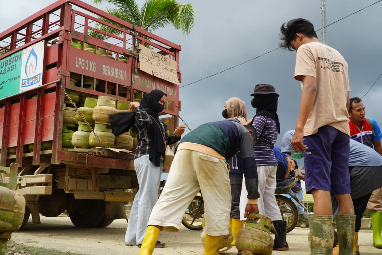 Warga Aceh membeli LPG 3 kg dalam operasi pasar Pertamina Patra Niaga untuk menekan panic buying pascabencana