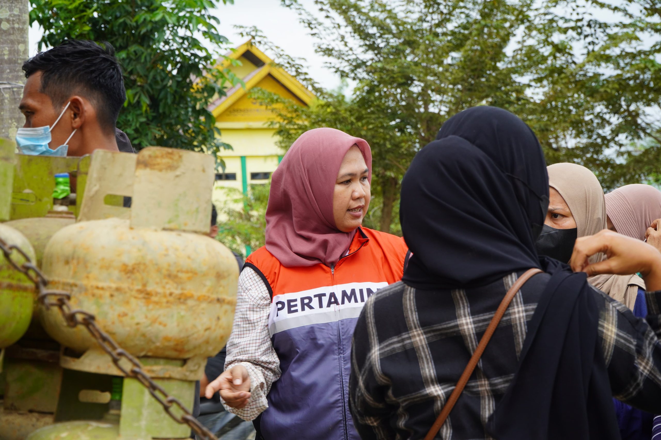 Pertamina menggelar operasi pasar LPG 3 kg di Aceh Tamiang untuk mengamankan stok dan menstabilkan harga gas bersubsidi bagi masyarakat, Kamis 17 Desember 2025.