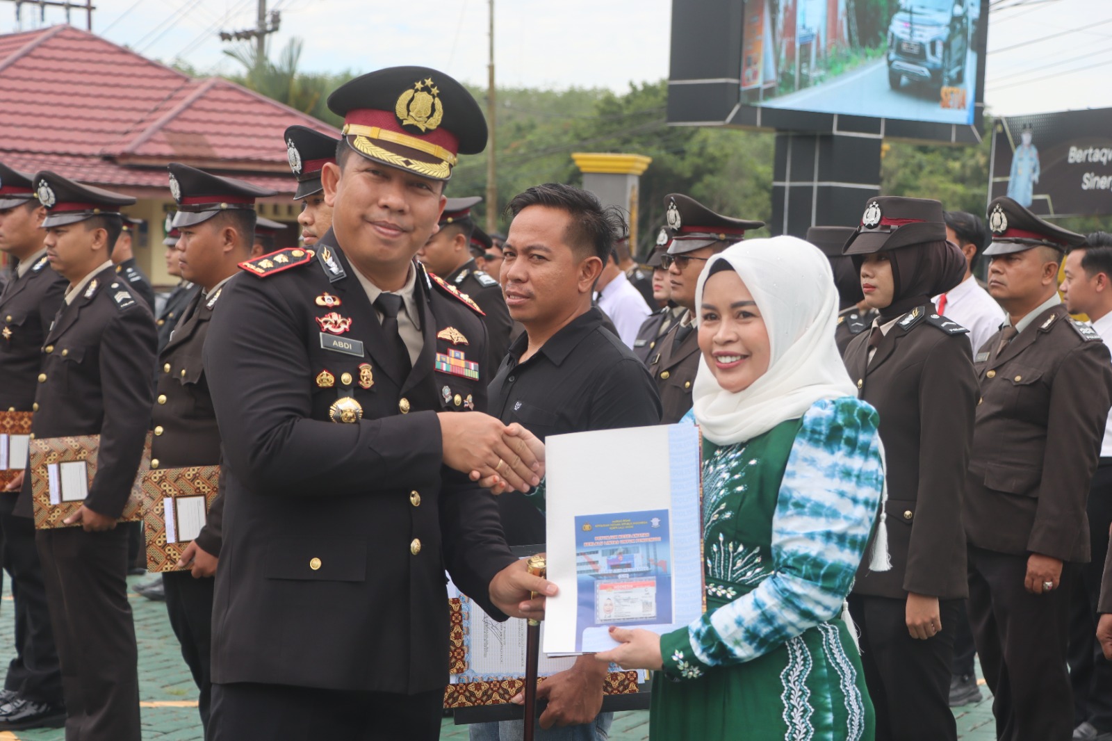Kapolres Balangan memimpin upacara Hari Bela Negara ke-77 dan menyerahkan penghargaan kepada personel serta warga berprestasi di Balangan.