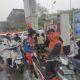 Petugas SPBU melayani pengisian BBM di Banda Aceh setelah distribusi energi berangsur pulih pascabanjir.