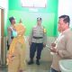 Petugas Polres Bantul memeriksa lokasi penemuan lansia meninggal di toilet Pasar Imogiri Baru