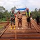 Ket Foto : Kepala Desa Anjir Kalampan bersama Babinsa setempat saat memantau progres pembangunan jembatan perintis di Desa Anjir Kalampan Kecamatan Kapuas Barat.