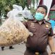 Kasi Pemulihan Aset Kejari Kabupaten Bogor Rinaldy memperlihatkan barang bukti narkotika dan tindak pidana yang dimusnahkan usai berkekuatan hukum tetap.